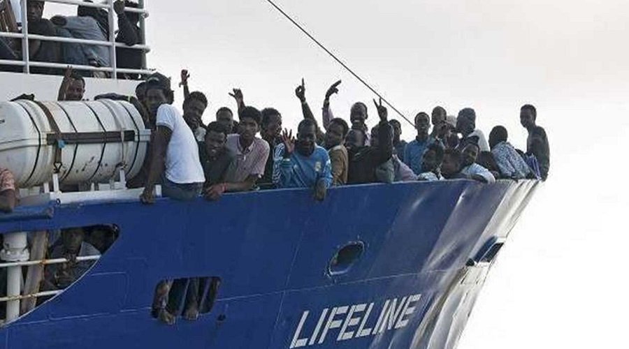 مهاجرون يختطفون سفينة شحن قبالة الساحل الليبي