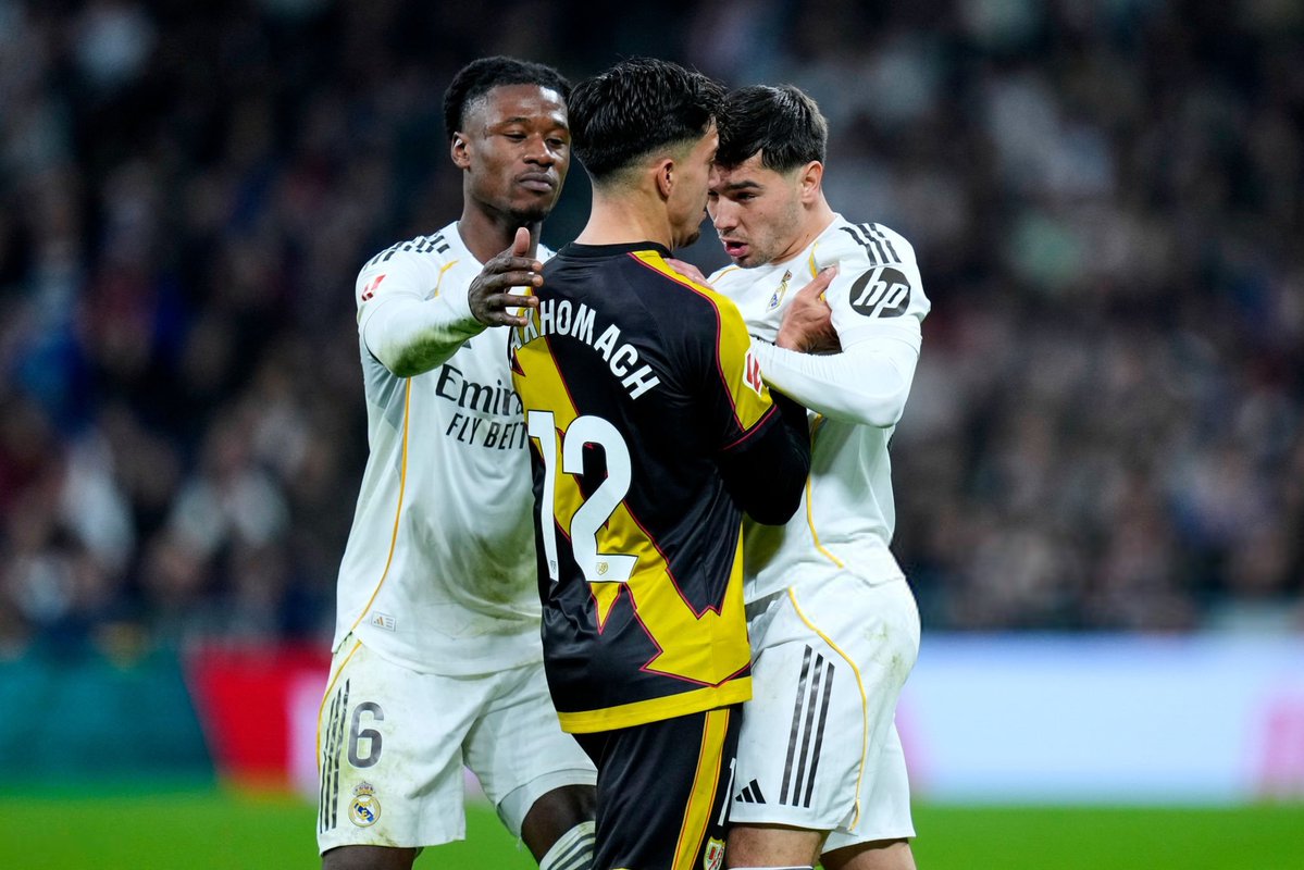 شجار حاد بين  دياز وأخوماش