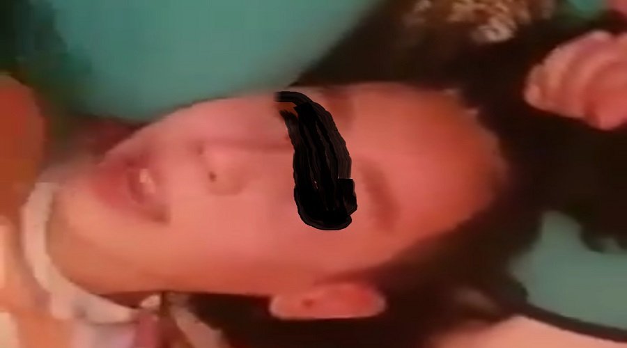فيديو لأم تعذب ابنتها بطريقة وحشية بالعرائش يبث سخطا على مواقع التواصل