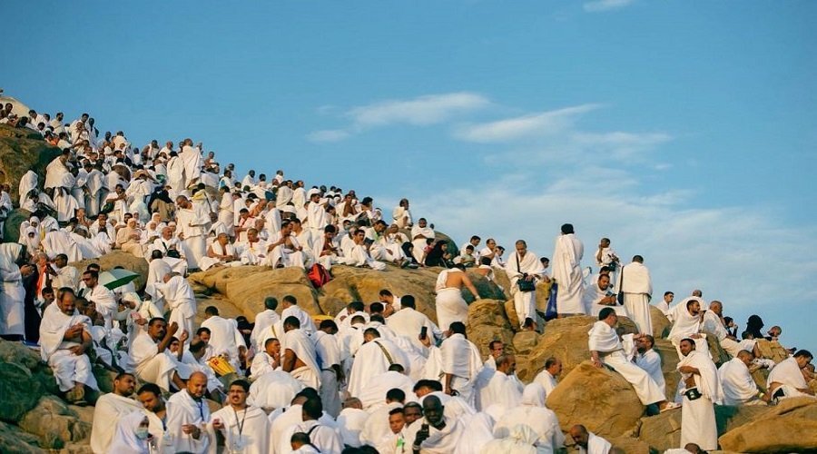 مناسك الحج.. ضيوف الرحمان يقفون على صعيد عرفة لأداء ركن الحج الأعظم