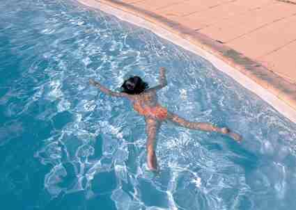 مصرع طفلة غرقا بمسبح غير مرخص بسيدي سليمان
