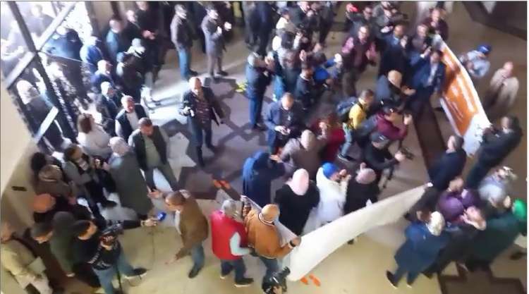 موظفو ومستشارو جماعة الرباط يحتجون ضد أغلالو (فيديو )