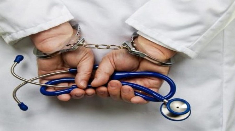 الحبس لطبيب وأربعة آخرين في قضية رشوة