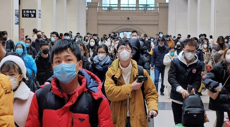الصين تسمح للعالقين في مركز تفشي كورونا بالعودة إلى مدنهم