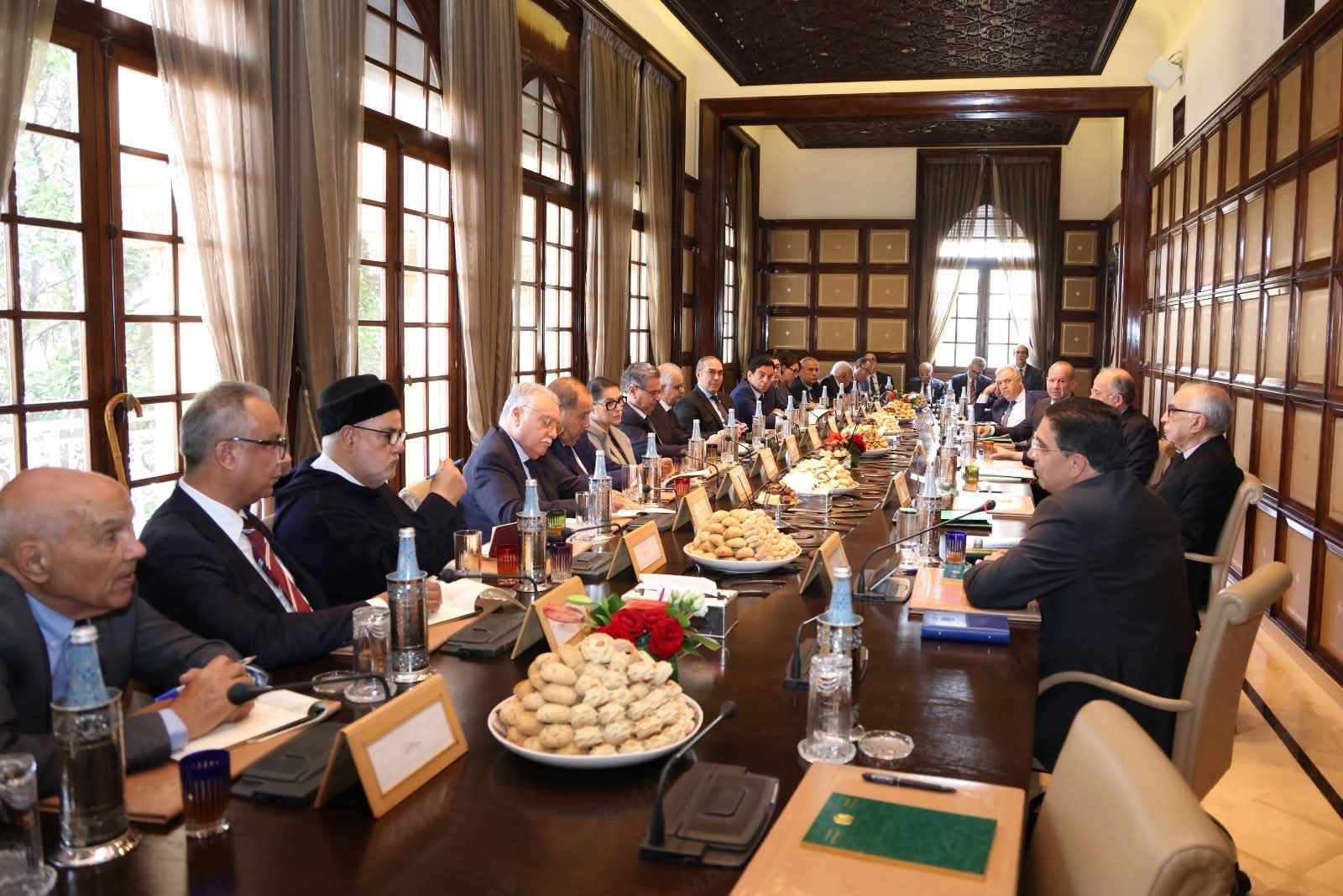 مستشارو الملك يعقدون اجتماعا مع زعماء الأحزاب السياسية لتحيين وتفصيل مبادرة الحكم الذاتي