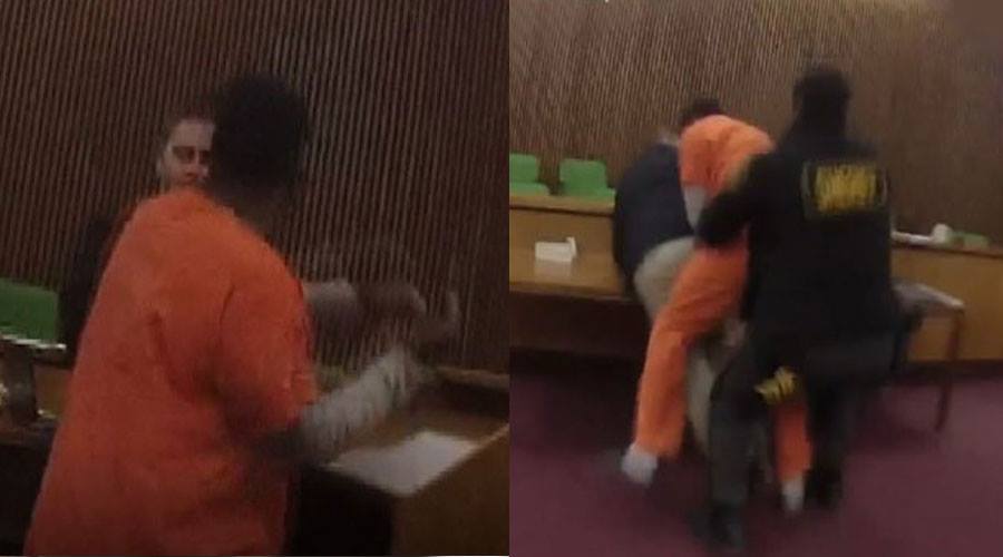 فيديو.. سجين ينهال على محاميه بالضرب بعد إدانته بـ 47 سنة