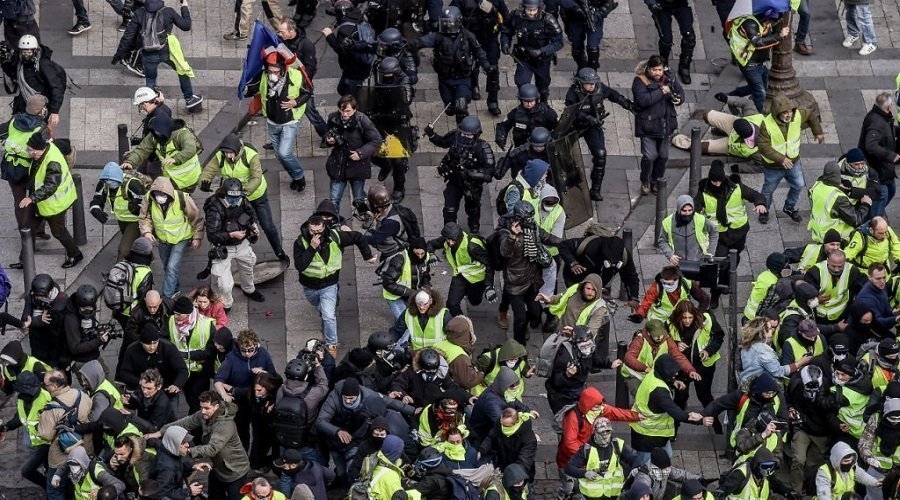 "السترات الصفراء" يواجهون "الأوشحة الحمراء" في احتجاجات فرنسا