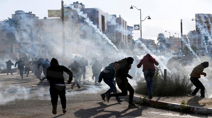 إصابة عشرات الفلسطينيين بحالات اختناق خلال مواجهات مع جيش الاحتلال