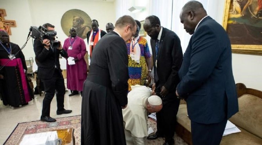 بالفيديو.. لهذا جثى البابا على ركبتيه أمام رئيس جنوب السودان ونائبه وقبل أقدامهما معتذرا