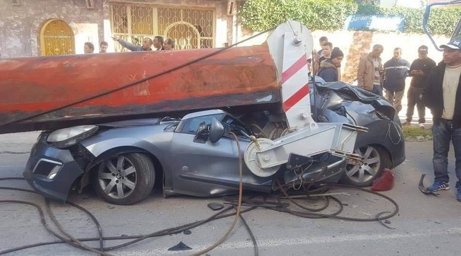 سقوط رافعة ضخمة على سيارة وسط شارع بالقنيطرة