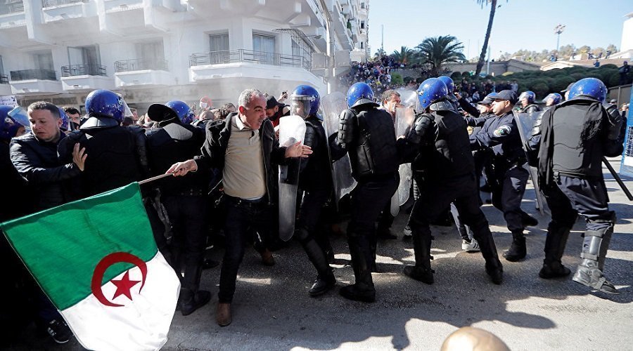 السلطات الجزائرية تغلق مداخل ومخارج العاصمة تأهبا لجمعة الحسم