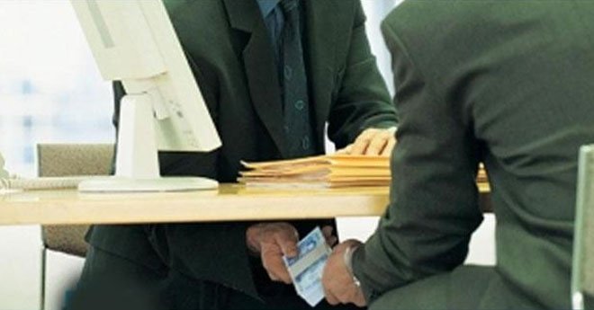 خط التبليغ عن الفساد والرشوة يوقع بأول موظفين ووسطاء في حالة تلبس