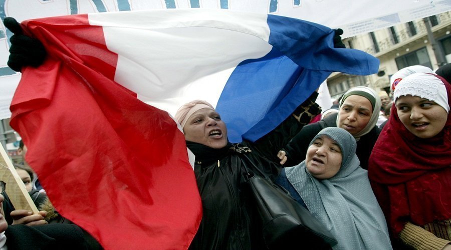 قانون فرنسي جديد يحظر ارتداء الأمهات للحجاب