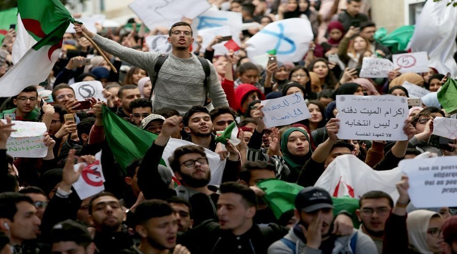 الجزائر تحبس أنفاسها ترقبا لـ "جمعة الحسم"