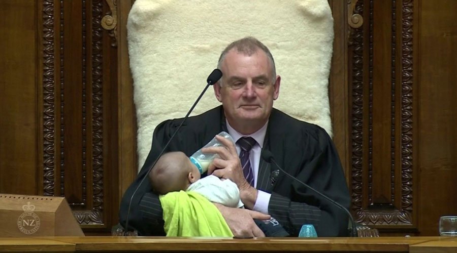 بالفيديو.. رئيس البرلمان النيوزيلاندي يرضع طفلا ويدير نقاشا برلمانيا