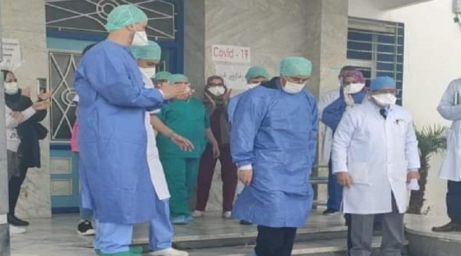 طبيب نساء يغادر مستشفى تطوان بعد تعافيه من كورونا