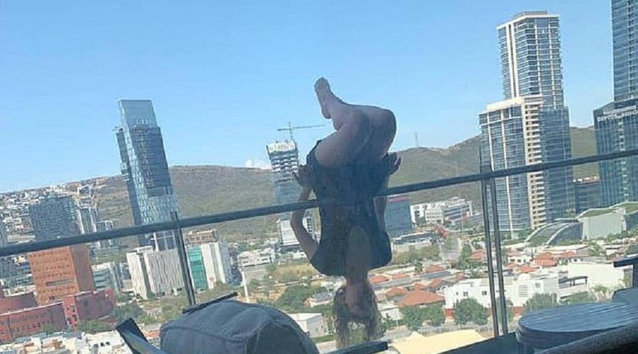 صورة مروعة للحظة سقوط فتاة من الطابق 6 أثناء ممارسة "اليوغا"