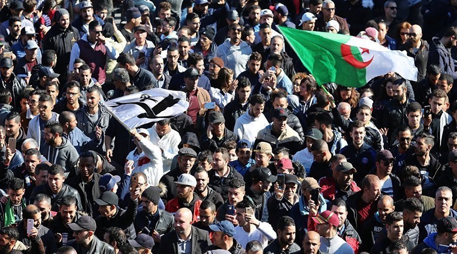 بعد تنحي بوتفليقة.. الجزائريون يطالبون بإسقاط رموز النظام