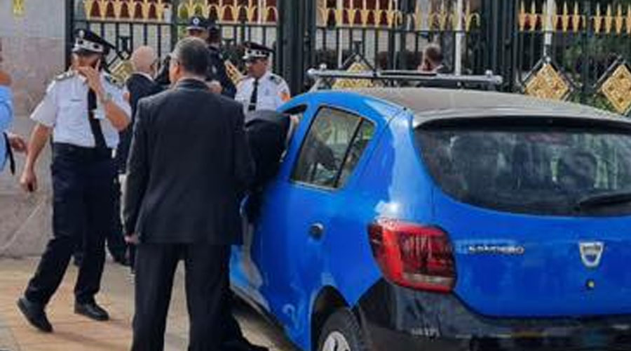 سيارة أجرة تقتحم الباب الرئيسي للبرلمان