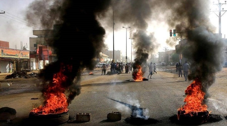 بالفيديو.. قتلى وجرحى في فض الجيش السوداني لاعتصام الخرطوم
