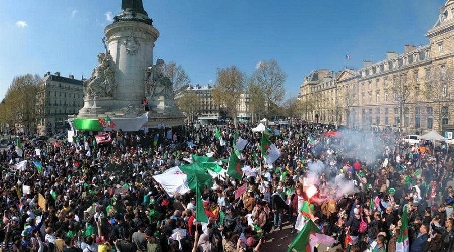آلاف الجزائريين يتظاهرون ضد تعيين بن صالح والأمن يطلق قنابل غاز