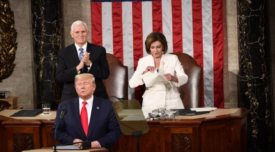 نانسي تضرب من جديد...ترامب تجاهل يدها الممدودة والأخيرة تنتقم بتمزيق خطابه