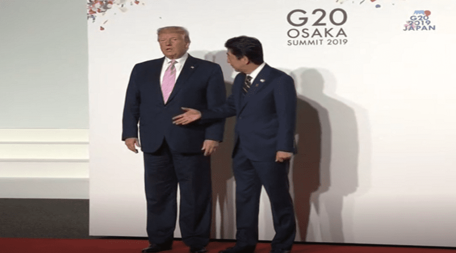بالفيديو.. ترامب يحرج رئيس اليابان على الهواء