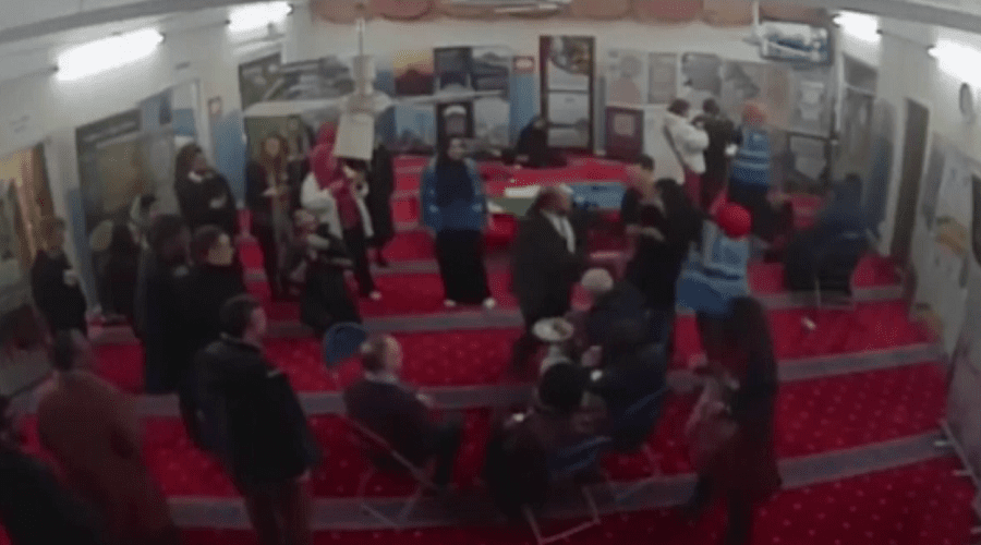 بالفيديو.. لحظة الهجوم على زعيم حزب العمال البريطاني بالبيض داخل مسجد