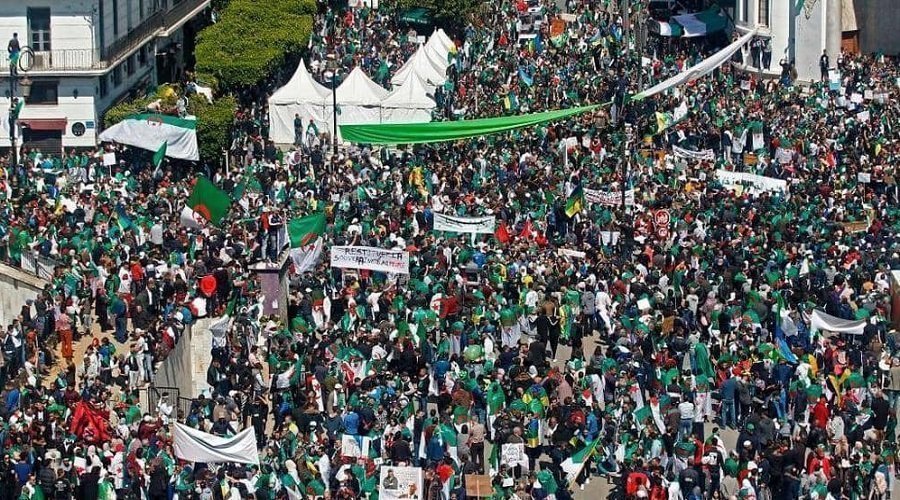 مظاهرات مليونية بالجزائر والشرطة تستخدم مدافع المياه وقنابل الغاز