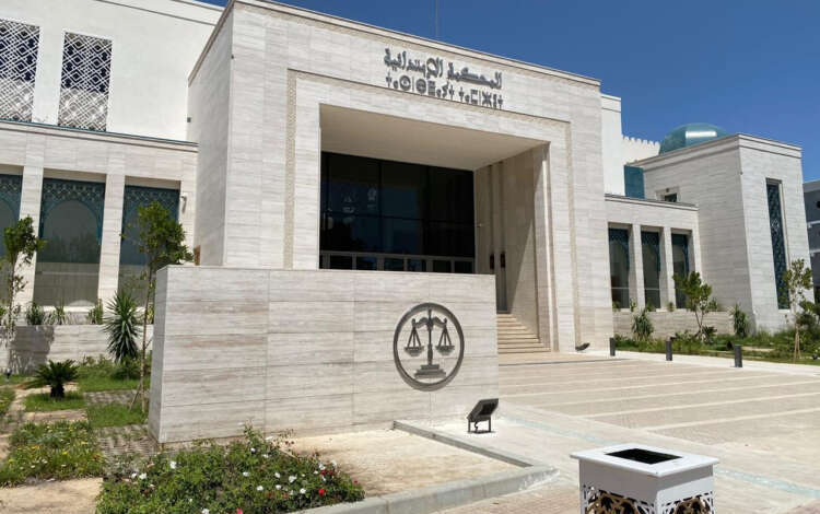 جدل محل تجميل قرب مسجد بتطوان يصل القضاء