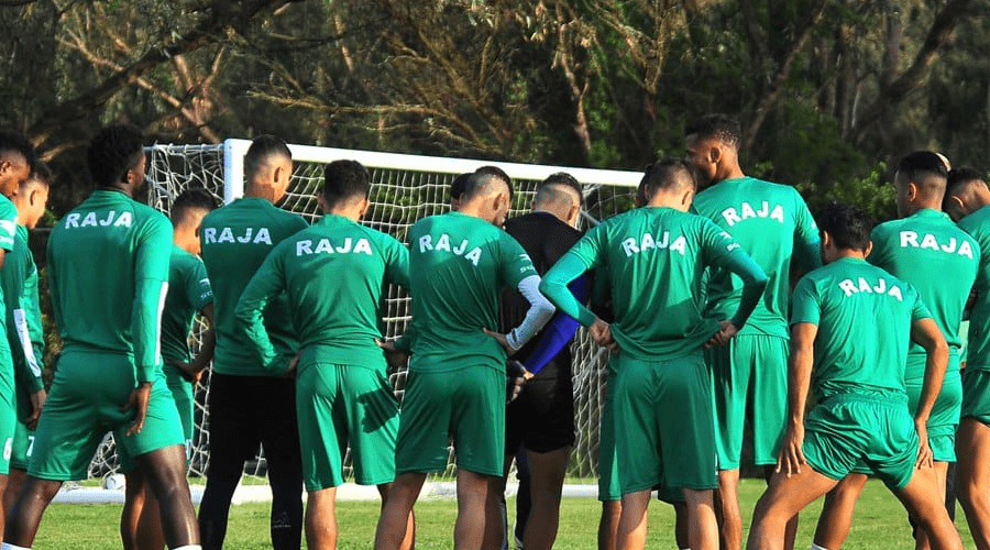 السلالة الجديدة لكورونا  ترخي بظلالها على مباراة الرجاء وبيراميدز