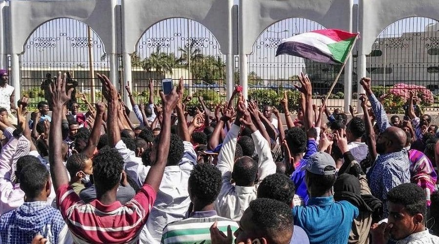 الجيش السوداني يتصدى لهجوم قوات الأمن على المعتصمين